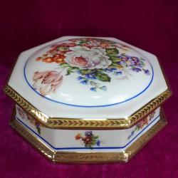 ANTİKA LIMOGES DES FRANCE EL BOYAMA KIR ÇİÇEKLERİ RESİMLİ SEKİZGEN FORMLU , KAPAKLI PORSELEN ÇANAK