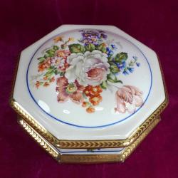 ANTİKA LIMOGES DES FRANCE EL BOYAMA KIR ÇİÇEKLERİ RESİMLİ SEKİZGEN FORMLU , KAPAKLI PORSELEN ÇANAK