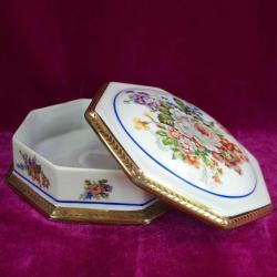 ANTİKA LIMOGES DES FRANCE EL BOYAMA KIR ÇİÇEKLERİ RESİMLİ SEKİZGEN FORMLU , KAPAKLI PORSELEN ÇANAK
