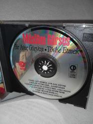 CD Müslüm Gürses  Bir avuç gözyaşı tövbe etmek. Orijinal 1995 kırmızı bandrollü dönem baskı albüm. Disk ve kartonet 10 üzerinden 9.9 çok iyi durumda sorunsuz çalışıyor. NADİR koleksiyonluk