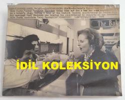 Efemera - BİRLEŞİK KRALLIK ESKİ BAŞBAKANI MARGARET THATCHER'IN HABER AJANSI BASIM FOTOĞRAFI - NEWS AGENCY PHOTO OF FORMER UNITED KINGDOM PRIME MINISTER MARGARET THATCHER - 22 x 18 cm EBADINDA - BRİTANYA'NIN MUHALEFET VE MUHAFAZAKAR PARTİ LİDERİ MARGARET THATCHER, CUMA SABAHI LONDRA'DAKİ LAMBETH CENTRAL SEÇİM BÖLGESİNİ GEZERKEN BİR FIRINCI DÜKKANINDA ÇÖREK YİYİP BİRAZ SOHBET ETTİ. BAYAN THATCHER, MUHAFAZAKAR PARTİ ADAYI JERRY HANLEY'İ DESTEKLEMEK AMACIYLA SEÇİM BÖLGESİNİ GEZİYORDU. 1978- İNGİLTERE SİYASİ TARİHİ - (BRITAIN'S OPPOSITION AND CONSERVED TIVE PARTY LEADER MARGARET THATCHER TAKES TIME OUT FOR A BUN AND SOME CONSERVATION IN A BAKER'S SHOP, DURING A TOUR OF THE LAMBETH CENTRAL CONSTITUANCY IN LONDON FRIDAY MORNING. MRS THATCHER WAS TOURING THE CONSTITUANCY IN SUPPORTS OF THE CONSERVATIVE PARTY CANDIDATE JERRY HANLEY. 1978) - kitantik - kitaLog