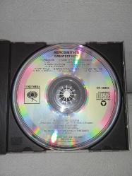 Cd Aerosmith – Aerosmith’s Greatest Hits. Orijinal Amerikan baskı. Dinlemeyi etkilemeyen çizikler var. sorunsuz çalışıyor. Kartonet tertemiz koleksiyonluk
