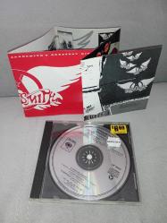 Cd Aerosmith – Aerosmith’s Greatest Hits. Orijinal Amerikan baskı. Dinlemeyi etkilemeyen çizikler var. sorunsuz çalışıyor. Kartonet tertemiz koleksiyonluk