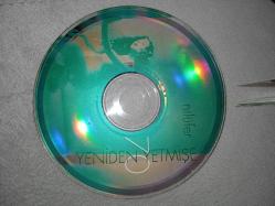 CD Nilüfer yeniden yetmişe albümü. Orijinal 1998 kırmızı bandrollü dönem baskı. Son arzum şarkısı bu albümde. Dinlemeyi etkilemeyen çizikler var. Sorunsuz çalışıyor
