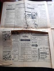 Halka ve Olaylara Tercüman Gazetesi - Turkish Newspaper - 9 Ekim 1969 -Süleyman Demirel İzmir'de halk reyine hürmet etmeyen milliyetçi değildir dedi Fotoğrafı - Miraç kandili dolayısıyla Lütfü Doğan'ın genelgesi - Ege Süleyman Demirel'i bağrına bastı - Bulgaristan'dan ilk göçmen kafilesi dün Edirne'ye geldi - Buca cezaevinde 70 mahkuma para ile izin veren  gardiyan İbrahim Durali tutuldu - Doğu sancısı yazan Ahmet Kabaklı - yeni bir Süveyş kanalı mı yazan Şükrü Baban - edebiyatçı toplantıları yazan Halit Fahri Ozansoy - burç falınız ne diyor - İstanbul Ankara İzmir Radyosu programı - Ebu Hanife yazanlar Lütfü Akdoğan ve Ali Rıza Alp Yazı Dizisi - Electrolux süpürgeleri - Bozkurt plak sunar komandolar marşı çıktı - Ayasofya gibi adamlar yazan Tarık Buğra - Necmi Tanyolaç yazıyor Ruslar bizi yenemeyecek - Kiev'e varıncaya kadar yazan Halit Kıvanç - Fenerbahçeli Yılmaz Şen de Milli takım kampında Fotoğrafı - Galatasaray Denizgücü karşısında galibiyete güçlükle ulaştı