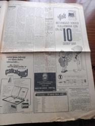 Halka ve Olaylara Tercüman Gazetesi - Turkish Newspaper - 9 Ekim 1969 -Süleyman Demirel İzmir'de halk reyine hürmet etmeyen milliyetçi değildir dedi Fotoğrafı - Miraç kandili dolayısıyla Lütfü Doğan'ın genelgesi - Ege Süleyman Demirel'i bağrına bastı - Bulgaristan'dan ilk göçmen kafilesi dün Edirne'ye geldi - Buca cezaevinde 70 mahkuma para ile izin veren  gardiyan İbrahim Durali tutuldu - Doğu sancısı yazan Ahmet Kabaklı - yeni bir Süveyş kanalı mı yazan Şükrü Baban - edebiyatçı toplantıları yazan Halit Fahri Ozansoy - burç falınız ne diyor - İstanbul Ankara İzmir Radyosu programı - Ebu Hanife yazanlar Lütfü Akdoğan ve Ali Rıza Alp Yazı Dizisi - Electrolux süpürgeleri - Bozkurt plak sunar komandolar marşı çıktı - Ayasofya gibi adamlar yazan Tarık Buğra - Necmi Tanyolaç yazıyor Ruslar bizi yenemeyecek - Kiev'e varıncaya kadar yazan Halit Kıvanç - Fenerbahçeli Yılmaz Şen de Milli takım kampında Fotoğrafı - Galatasaray Denizgücü karşısında galibiyete güçlükle ulaştı