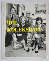 BİRLEŞİK KRALLIK ESKİ BAŞBAKANI MARGARET THATCHER'IN ORİJİNAL FOTOĞRAFI - ORIGINAL PHOTOGRAPH OF FORMER UNITED KINGDOM PRIME MINISTER MARGARET THATCHER - 21 x 16 cm EBADINDA - MARGARET THATCHER, EŞİ DENİS, OĞLU MARK VE KIZI CAROL İLE BİRLİKTE AİLE POZU VERİRKEN ÇEKİLMİŞ BİR FOTOĞRAF. - İNGİLTERE SİYASET TARİHİ - (A PHOTOGRAPH OF MARGARET THATCHER POSİNG AS A FAMİLY WİTH HER HUSBAND DENİS, SON MARK, AND DAUGHTER CAROL.) - ÖZEL ARŞİV