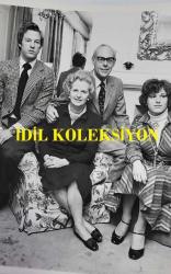 BİRLEŞİK KRALLIK ESKİ BAŞBAKANI MARGARET THATCHER'IN ORİJİNAL FOTOĞRAFI - ORIGINAL PHOTOGRAPH OF FORMER UNITED KINGDOM PRIME MINISTER MARGARET THATCHER - 21 x 16 cm EBADINDA - MARGARET THATCHER, EŞİ DENİS, OĞLU MARK VE KIZI CAROL İLE BİRLİKTE AİLE POZU VERİRKEN ÇEKİLMİŞ BİR FOTOĞRAF. - İNGİLTERE SİYASET TARİHİ - (A PHOTOGRAPH OF MARGARET THATCHER POSİNG AS A FAMİLY WİTH HER HUSBAND DENİS, SON MARK, AND DAUGHTER CAROL.) - ÖZEL ARŞİV