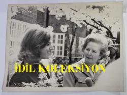 BİRLEŞİK KRALLIK ESKİ BAŞBAKANI MARGARET THATCHER'IN ORİJİNAL FOTOĞRAFI - ORIGINAL PHOTOGRAPH OF FORMER UNITED KINGDOM PRIME MINISTER MARGARET THATCHER - 20 x 15 cm EBADINDA - THATCHER AİLESİNDE ARTIK HERKES SEFERBER OLMUŞ DURUMDA. PAZAR GÜNÜ (22-4-1979) MUHAFAZAKAR PARTİ LİDERİNİN 25 YAŞINDAKİ KIZI CAROL, ANNESİ İÇİN DAVUL ÇALMAK ÜZERE AVUSTRALYA'DAN GELDİ. - İNGİLTERE SİYASET TARİHİ - (IT'S ALL HANDS ON DECK NOW IN THE THATCHER FAMILY. ON SUNDAY (22-4-1979) THE TORY LEADER'S DAUGHTER CAROL, 25,  FLEW IN FROM AUSTRALIA TO BEST THE DRUM FOR MUM. APRIL 23, 1979) - ÖZEL ARŞİV