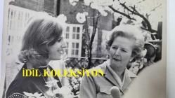 BİRLEŞİK KRALLIK ESKİ BAŞBAKANI MARGARET THATCHER'IN ORİJİNAL FOTOĞRAFI - ORIGINAL PHOTOGRAPH OF FORMER UNITED KINGDOM PRIME MINISTER MARGARET THATCHER - 20 x 15 cm EBADINDA - THATCHER AİLESİNDE ARTIK HERKES SEFERBER OLMUŞ DURUMDA. PAZAR GÜNÜ (22-4-1979) MUHAFAZAKAR PARTİ LİDERİNİN 25 YAŞINDAKİ KIZI CAROL, ANNESİ İÇİN DAVUL ÇALMAK ÜZERE AVUSTRALYA'DAN GELDİ. - İNGİLTERE SİYASET TARİHİ - (IT'S ALL HANDS ON DECK NOW IN THE THATCHER FAMILY. ON SUNDAY (22-4-1979) THE TORY LEADER'S DAUGHTER CAROL, 25,  FLEW IN FROM AUSTRALIA TO BEST THE DRUM FOR MUM. APRIL 23, 1979) - ÖZEL ARŞİV