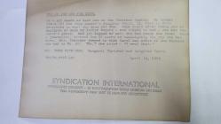 BİRLEŞİK KRALLIK ESKİ BAŞBAKANI MARGARET THATCHER'IN ORİJİNAL FOTOĞRAFI - ORIGINAL PHOTOGRAPH OF FORMER UNITED KINGDOM PRIME MINISTER MARGARET THATCHER - 20 x 15 cm EBADINDA - THATCHER AİLESİNDE ARTIK HERKES SEFERBER OLMUŞ DURUMDA. PAZAR GÜNÜ (22-4-1979) MUHAFAZAKAR PARTİ LİDERİNİN 25 YAŞINDAKİ KIZI CAROL, ANNESİ İÇİN DAVUL ÇALMAK ÜZERE AVUSTRALYA'DAN GELDİ. - İNGİLTERE SİYASET TARİHİ - (IT'S ALL HANDS ON DECK NOW IN THE THATCHER FAMILY. ON SUNDAY (22-4-1979) THE TORY LEADER'S DAUGHTER CAROL, 25,  FLEW IN FROM AUSTRALIA TO BEST THE DRUM FOR MUM. APRIL 23, 1979) - ÖZEL ARŞİV