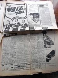 Halka ve Olaylara Tercüman Gazetesi - Turkish Newspaper - 27 Ekim 1969 - Süleyman Demirel'in tercüman gazetesine özel beyanatı Fotoğrafı - müstakil oylar da Adalet Partisinden kopmuştur - Adalet Partisi 256 CHP 143 milletvekili çıkardı - Köln güreş şampiyonu Pehlivan Ali Kaya Fotoğrafı - Diyanet işleri Başkanı Lütfi Doğan Berat kandili için konuştu - Metal İş kongresi yapıldı - Ebu Hanife yazanlar Lütfü Akdoğan ve Ali Rıza Alp Yazı Dizisi - günü gününe altın piyasası - Ankara İstanbul İzmir radyo programı - Meydan Larousse - Battal Gazi'nin oğlu kanlı takip yazan Murat Sertoğlu Yazı Dizisi - Fenerbahçe Eskişehirspor karşısında Galip - Ankaragücü lider Galatasaray'ı 2-0 mağlup etti fotoğraf - Cemil Turan'ın şahane oyunu ile İstanbulspor Bursaspor'u yendi Fotoğrafı - Adana 3 Trabzon 1 - Spor Toto neticeleri - Demir Çelik'te uyuşmazlık sona erdi - Köln'de Türk fedailer yazan Refik Sönmezsoy - sovyetlerin Amerikayı bir uyarması yazan Şükrü Baban - İşadamı Nesim Hason okul yaptırdı Fotoğraf