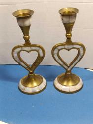 RF51----SEDEFLİ BİR ÇİFT PİRİNÇ MUMLUK--BİRİNDE SEDEFLER EKSİK