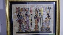 Antik Mısır Kraliçeleri – Doğal Papirüs Üzerine El Boyaması Saray Sahnesi (40×50 cm)