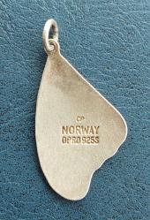 Norveç, Kelebek Kanadı Temalı Kolye Ucu. Orijinal Gümüş 925 Ayar. CP/Norveç Opro Damgalı. Guilloché Mine İşlemeli. (El Yapımı) Mükemmel Tasarımı İle Sağlam ve Gösterişli Bir Parçadır. 1990-2000'ler. (3,5x2 cm)