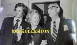 BİRLEŞİK KRALLIK ESKİ BAŞBAKANI MARGARET THATCHER'IN ORİJİNAL FOTOĞRAFI - ORIGINAL PHOTOGRAPH OF FORMER UNITED KINGDOM PRIME MINISTER MARGARET THATCHER - 20 x 15 cm EBADINDA - İNGİLTERE'NİN MUHALEFETTEKİ MUHAFAZAKAR PARTİSİ'NİN YENİ SEÇİLEN LİDERİ BAYAN MARGARET THATCHER, 11 ŞUBAT SALI AKŞAMI LONDRA'DA, DÖRT ERKEK RAKİBİNE KARŞI KAZANDIĞI ZAFERİ ONURLANDIRMAK İÇİN DÜZENLENEN RESEPSİYONA KATILMADAN ÖNCE EŞİ DENİS (SAĞDA) VE OĞLU MARK İLE EL SALLAYIP GÜLÜMSÜYOR. - İNGİLTERE SİYASET TARİHİ - (MRS MARGARET THATCHER, NEWLY ELECTED LEADER OF BRITAIN'S OPPOSITION CONSERVATIVE PARTY, SHARES A WAVE AND A SMILE WITH HER HUSBAND DENIS, RIGHT, AND SON MARK, IN LONDON, TUESDAY EVENING, FEBRUARY 11TH, BEFORE ATTENDING RECEPTION HONOURING HER VICTORY OVER FOUR MALE OPPONENTS. 1979) - ÖZEL ARŞİV