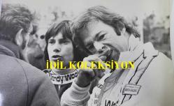 BİRLEŞİK KRALLIK ESKİ BAŞBAKANI MARGARET THATCHER'IN OĞLU MARK THATCHER'IN ORİJİNAL FOTOĞRAFI - ORIGINAL PHOTOGRAPH OF FORMER UNITED KINGDOM PRIME MINISTER MARGARET THATCHER'S SON MARK THATCHER - 20 x 15 cm EBADINDA - MARTİN RAYMOND ADLI BİR YARIŞ PİLOTU, DÜN KENT'TEKİ BRANDS HATCH'TE, BAŞBAKANIN OĞLU MARK THATCHER'IN DA YARIŞTIĞI BİR MOTOR YARIŞINDA HAYATINI KAYBETTİ. 30'LU YAŞLARININ SONLARINDA OLAN VE BORSACI OLAN BAY RAYMOND, EVLİYDİ VE SUSSEX'TEKİ BİLLİNGSHURST'TE YAŞIYORDU. MARK THATCHER DÜN BRANDS HATCH'TE BİR MOLA SIRASINDA. - İNGİLTERE SİYASET TARİHİ - (MARTIN RAYMOND, A DRIVER, WAS KILLED YESTERDAY AT BRANDS HATCH, KENT, IN A MOTOR RACE IN WHICH MARK THATCHER, THE PRIME MINISTER'S SON, WAS COMPETING. MR. RAYMOND A STOCKBROKER IN HIS LATE 30'S, WAS MARRIED AND LIVED AT BILLINGSHURTS, SUSSEX. MARK THATCHER DRURING A BREAK AT BRANDS HATCH YESTERDAY.) - ÖZEL ARŞİV