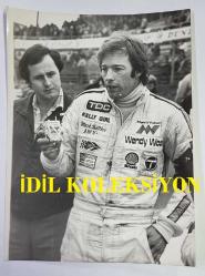 BİRLEŞİK KRALLIK ESKİ BAŞBAKANI MARGARET THATCHER'IN OĞLU MARK THATCHER'IN ORİJİNAL FOTOĞRAFI - ORIGINAL PHOTOGRAPH OF FORMER UNITED KINGDOM PRIME MINISTER MARGARET THATCHER'S SON MARK THATCHER - 20 x 15 cm EBADINDA - MARTİN RAYMOND ADLI BİR YARIŞ PİLOTU, DÜN KENT'TEKİ BRANDS HATCH'TE, BAŞBAKANIN OĞLU MARK THATCHER'IN DA YARIŞTIĞI BİR MOTOR YARIŞINDA HAYATINI KAYBETTİ. 30'LU YAŞLARININ SONLARINDA OLAN VE BORSACI OLAN BAY RAYMOND, EVLİYDİ VE SUSSEX'TEKİ BİLLİNGSHURST'TE YAŞIYORDU. MARK THATCHER DÜN BRANDS HATCH'TE BİR MOLA SIRASINDA. - İNGİLTERE SİYASET TARİHİ - (MARTIN RAYMOND, A DRIVER, WAS KILLED YESTERDAY AT BRANDS HATCH, KENT, IN A MOTOR RACE IN WHICH MARK THATCHER, THE PRIME MINISTER'S SON, WAS COMPETING. MR. RAYMOND A STOCKBROKER IN HIS LATE 30'S, WAS MARRIED AND LIVED AT BILLINGSHURTS, SUSSEX. MARK THATCHER DRURING A BREAK AT BRANDS HATCH YESTERDAY.) - ÖZEL ARŞİV