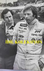 BİRLEŞİK KRALLIK ESKİ BAŞBAKANI MARGARET THATCHER'IN OĞLU MARK THATCHER'IN ORİJİNAL FOTOĞRAFI - ORIGINAL PHOTOGRAPH OF FORMER UNITED KINGDOM PRIME MINISTER MARGARET THATCHER'S SON MARK THATCHER - 20 x 15 cm EBADINDA - MARTİN RAYMOND ADLI BİR YARIŞ PİLOTU, DÜN KENT'TEKİ BRANDS HATCH'TE, BAŞBAKANIN OĞLU MARK THATCHER'IN DA YARIŞTIĞI BİR MOTOR YARIŞINDA HAYATINI KAYBETTİ. 30'LU YAŞLARININ SONLARINDA OLAN VE BORSACI OLAN BAY RAYMOND, EVLİYDİ VE SUSSEX'TEKİ BİLLİNGSHURST'TE YAŞIYORDU. MARK THATCHER DÜN BRANDS HATCH'TE BİR MOLA SIRASINDA. - İNGİLTERE SİYASET TARİHİ - (MARTIN RAYMOND, A DRIVER, WAS KILLED YESTERDAY AT BRANDS HATCH, KENT, IN A MOTOR RACE IN WHICH MARK THATCHER, THE PRIME MINISTER'S SON, WAS COMPETING. MR. RAYMOND A STOCKBROKER IN HIS LATE 30'S, WAS MARRIED AND LIVED AT BILLINGSHURTS, SUSSEX. MARK THATCHER DRURING A BREAK AT BRANDS HATCH YESTERDAY.) - ÖZEL ARŞİV