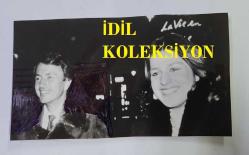 BİRLEŞİK KRALLIK ESKİ BAŞBAKANI MARGARET THATCHER'IN KIZI CAROL THATCHER'IN ORİJİNAL FOTOĞRAFI - ORIGINAL PHOTOGRAPH OF FORMER UNITED KINGDOM PRIME MINISTER MARGARET THATCHER'S DAUGHTER CAROL THATCHER - 14 x 8 cm EBADINDA - BAŞBAKAN MARGARET THATCHER'IN 29 YAŞINDAKİ KIZI CAROL THATCHER, SOHO'DA GECE DIŞARI ÇIKTI. HAYATINDAKİ YENİ ADAM, TENİS YAZARI VE ORGANİZATÖRÜ RİCHARD EVANS İLE BİR RESTORANDAN ÇIKARKEN GÖRÜNTÜLENDİ. - İNGİLTERE SİYASET TARİHİ - (SOHO NIGHT OUT FOR CAROL THATCHER, 29-YEAR-OLD DAUGHTER OF PRIME MINISTER MRS. MARGARET THATCHER. SHE IS SEEN LEAVING A RESTAURANT WITH THE NEW MAN IN HER LIFE, TENNIS WRITER AND ORGANISER RICHARD EVANS.) - ÖZEL ARŞİV