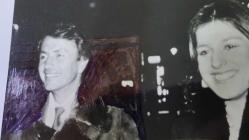 BİRLEŞİK KRALLIK ESKİ BAŞBAKANI MARGARET THATCHER'IN KIZI CAROL THATCHER'IN ORİJİNAL FOTOĞRAFI - ORIGINAL PHOTOGRAPH OF FORMER UNITED KINGDOM PRIME MINISTER MARGARET THATCHER'S DAUGHTER CAROL THATCHER - 14 x 8 cm EBADINDA - BAŞBAKAN MARGARET THATCHER'IN 29 YAŞINDAKİ KIZI CAROL THATCHER, SOHO'DA GECE DIŞARI ÇIKTI. HAYATINDAKİ YENİ ADAM, TENİS YAZARI VE ORGANİZATÖRÜ RİCHARD EVANS İLE BİR RESTORANDAN ÇIKARKEN GÖRÜNTÜLENDİ. - İNGİLTERE SİYASET TARİHİ - (SOHO NIGHT OUT FOR CAROL THATCHER, 29-YEAR-OLD DAUGHTER OF PRIME MINISTER MRS. MARGARET THATCHER. SHE IS SEEN LEAVING A RESTAURANT WITH THE NEW MAN IN HER LIFE, TENNIS WRITER AND ORGANISER RICHARD EVANS.) - ÖZEL ARŞİV