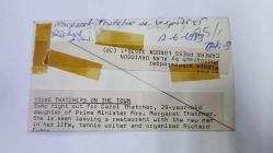 BİRLEŞİK KRALLIK ESKİ BAŞBAKANI MARGARET THATCHER'IN KIZI CAROL THATCHER'IN ORİJİNAL FOTOĞRAFI - ORIGINAL PHOTOGRAPH OF FORMER UNITED KINGDOM PRIME MINISTER MARGARET THATCHER'S DAUGHTER CAROL THATCHER - 14 x 8 cm EBADINDA - BAŞBAKAN MARGARET THATCHER'IN 29 YAŞINDAKİ KIZI CAROL THATCHER, SOHO'DA GECE DIŞARI ÇIKTI. HAYATINDAKİ YENİ ADAM, TENİS YAZARI VE ORGANİZATÖRÜ RİCHARD EVANS İLE BİR RESTORANDAN ÇIKARKEN GÖRÜNTÜLENDİ. - İNGİLTERE SİYASET TARİHİ - (SOHO NIGHT OUT FOR CAROL THATCHER, 29-YEAR-OLD DAUGHTER OF PRIME MINISTER MRS. MARGARET THATCHER. SHE IS SEEN LEAVING A RESTAURANT WITH THE NEW MAN IN HER LIFE, TENNIS WRITER AND ORGANISER RICHARD EVANS.) - ÖZEL ARŞİV