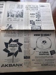 Halka ve Olaylara Tercüman Gazetesi - Turkish Newspaper - 7 Eylül 1970 - Süleyman Demirel döndü Türk Yugoslav ticaretinde serbest dövizle tediye sistemine geçilecek - ilk zamlı maaş ile birlikte memurlar biriken farkların 2 aylığını Aralık'ta alacak - İngiliz kadın casusu Sara ve Cemal Paşa Yazan Lütfü Akdoğan Yazı Dizisi - Cemal Paşa'nın masası Fotoğrafı - Cumhurbaşkanı Cevdet Sunay 19 21 Ekim'de Almanya'yı ziyaret edecek - Türkiye'nin dış borçları 72 milyar 349,5 milyon liraya çıktı - Amerika'ya davet edilen kuaförler kralı Necmettin saçaklı hanımların omuzunda uçağa bindi Fotoğrafı - üniversite dışına çıkmak zorunda bırakılan milliyetçi Profesör Adnan Şaplakoğlu Fotoğrafı - yüzyıllar boyunca Türkiye'de yasaklar yazan Reşat Ekrem Koçu Yazı Dizisi - Şili'nin yeni bir Küba olmasından endişe ediliyor - Sevilla Atatürk stadında çakılır - Eskişehirspor 2. tur için ümitli - basketbolda Rusya voleybolda İtalya şampiyon - Brezilya'da dünya şampiyonluğu sarhoşluğu yavaş yavaş geçiyor - Pele