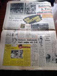 Halka ve Olaylara Tercüman Gazetesi - Turkish Newspaper - 7 Eylül 1970 - Süleyman Demirel döndü Türk Yugoslav ticaretinde serbest dövizle tediye sistemine geçilecek - ilk zamlı maaş ile birlikte memurlar biriken farkların 2 aylığını Aralık'ta alacak - İngiliz kadın casusu Sara ve Cemal Paşa Yazan Lütfü Akdoğan Yazı Dizisi - Cemal Paşa'nın masası Fotoğrafı - Cumhurbaşkanı Cevdet Sunay 19 21 Ekim'de Almanya'yı ziyaret edecek - Türkiye'nin dış borçları 72 milyar 349,5 milyon liraya çıktı - Amerika'ya davet edilen kuaförler kralı Necmettin saçaklı hanımların omuzunda uçağa bindi Fotoğrafı - üniversite dışına çıkmak zorunda bırakılan milliyetçi Profesör Adnan Şaplakoğlu Fotoğrafı - yüzyıllar boyunca Türkiye'de yasaklar yazan Reşat Ekrem Koçu Yazı Dizisi - Şili'nin yeni bir Küba olmasından endişe ediliyor - Sevilla Atatürk stadında çakılır - Eskişehirspor 2. tur için ümitli - basketbolda Rusya voleybolda İtalya şampiyon - Brezilya'da dünya şampiyonluğu sarhoşluğu yavaş yavaş geçiyor - Pele