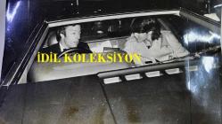 BİRLEŞİK KRALLIK ESKİ BAŞBAKANI MARGARET THATCHER'IN OĞLU MARK THATCHER'IN ORİJİNAL FOTOĞRAFI - ORIGINAL PHOTOGRAPH OF FORMER UNITED KINGDOM PRIME MINISTER MARGARET THATCHER'S SON MARK THATCHER - 25 x 20 cm EBADINDA - BU SIRADA CAROL'IN İKİZ KARDEŞİ MARK, BERKELEY SQUARE'DEKİ ANNABEL'S ADLI GECE KULÜBÜNDE KIZ ARKADAŞIYLA YEMEK YEDİKTEN SONRA EVE DOĞRU YOLA KOYULUR. - İNGİLTERE SİYASET TARİHİ - (MEANWHILE, CAROL'S TWIN BROTHER MARK LEAVES FOR HOME AFTER DINING WITH A GIRLFRIEND IN THE BERKELEY SQUARE CLUB, ANNABEL'S. CAMERA PRESS LONDON. ALAN DAVIDSON) - ÖZEL ARŞİV