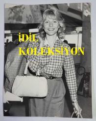 BİRLEŞİK KRALLIK ESKİ BAŞBAKANI MARGARET THATCHER'IN OĞLU MARK'IN KARISI DİANE BURGDORF'UN ORİJİNAL FOTOĞRAFI. - ORIGINAL PHOTOGRAPH OF DIANE BURGDORF, WIFE OF MARGARET THATCHER'S SON MARK - 20 x 15 cm EBADINDA - 27 MAYIS 1985