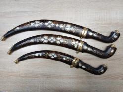 3 LÜ AHŞAP ÜZERİNE SEDEF GİYDİRME, KINI PİRİNÇ UÇLU VE PİRİNÇ KİLİTLEMELİ, İÇ AKSAM ALÜMİNYUM.