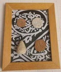 ÇERÇEVEDE RAVZA ÖRTÜSÜ ÜZERİNE GUBARI ŞERİF, KERBELA VE MEDİNE TOPRAĞI.