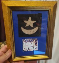 LOT.2 » OSMANLI ONBEŞLİLER BÖLÜĞÜ KUMAŞ GÖĞÜS BAYRAĞI. NADİRATTAN. ÇERÇEVEDE.