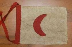 LOT.13 » HİLALİ AHMER FLAMASI. DAMGALI VE EL DİKİŞİ. NADİR.