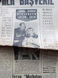 Halka ve Olaylara Tercüman Gazetesi - Turkish Newspaper - 11 Aralık 1963 - Cemal Gürsel hükümet kurma görevini Adalet Partisine verdi - Ragıp Gümüşpala Başvekil - Çat'a giden Erzurum jandarma kumandalı Albay Arif Türker kayboldu - Toto'da 13'ü Hırsız Mehmet Karaharman bildi Fotoğrafı - Gönül Yazar avukat beklerken Sülün Osman geldi fotoğraf - Belediye Başkanı Haşim İşcan mazbatayı elime alana kadar çok terledim dedi Fotoğrafı - Bursalı şoförler Christina Keeler'e aşk mektubu yazdı - kanserin sebebi sigara içki çok yemek güneş ruj ve biber - Yörük Ali Efe yazan Murat Sertoğlu Yazı Dizisi - ağır işitenlere müjde güden işitme enstitüsü açıldı - Sevim Çağlayan Sevim Tanürek Felek tablosunda Kazablanka gazinosunda - Avrupa kupa galipleri Kupası - Galatasaray Zürich'e karşı son kozunu kullanacak - Fenerbahçe Linfield'i eleyebilir - Selim Soydan Fotoğrafı - son namağlubu yenen takım İzmirspor - Galatasaray bütün selahiyetleri antrenör Coşkun Özarı'ya verdi - Tevfik Ünsi'nin görüşü