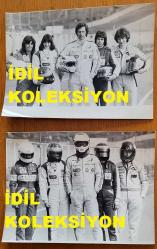 BİRLEŞİK KRALLIK ESKİ BAŞBAKANI MARGARET THATCHER'IN OĞLU MARK THATCHER'IN ORİJİNAL 2'Lİ FOTOĞRAF SETİ - ORIGINAL 2 PHOTOGRAPH OF FORMER UNITED KINGDOM PRIME MINISTER MARGARET THATCHER'S SON MARK THATCHER - 20 x 15 cm EBADINDA - BAŞBAKANIN OĞLU MARK THATCHER, YARIN BRANDS HATCH'TE DÜZENLENECEK DAİLY MALL DÜNYA ŞAMPİYONASI ALTI SAATLİK YARIŞINDA DÜNYANIN EN İYİ KADIN YARIŞ PİLOTLARIYLA YARIŞACAK. MARK, KASKLARI TAKILI GRUBUN ORTASINDA YER ALIYOR. KASKSIZ HALLERİ İSE ŞÖYLE: (SOLDAN SAĞA) JENNY WATSON, DESİRE WİLSON, MARK THATCHER, DAVİNA GALİCA VE JULİETTE SLAUGHTER. - İNGİLTERE SİYASET TARİHİ - (PRIME MINISTER'S SON MARK THATCHER IS TO COMPETE AGAINST THE WORLD'S TOP WOMEN RACING DRIVERS AT BRANDS HATCH TOMORROW IN THE DAILY MALL WORLD CHAMPIONSHIP SIX-HOUR RACE. MARK IS IN THE CENTRE OF THE GROUP WITH THEIR HELMETS ON. UNMASKED THEY ARE: (LEFT TO RIGHT) JENNY WATSON, DESIRE WILSON, MARK THATCHER, DAVINA GALICA AND JULIETTE SLAUGHTER.) - ÖZEL ARŞİV