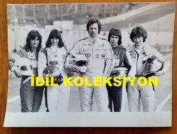 BİRLEŞİK KRALLIK ESKİ BAŞBAKANI MARGARET THATCHER'IN OĞLU MARK THATCHER'IN ORİJİNAL 2'Lİ FOTOĞRAF SETİ - ORIGINAL 2 PHOTOGRAPH OF FORMER UNITED KINGDOM PRIME MINISTER MARGARET THATCHER'S SON MARK THATCHER - 20 x 15 cm EBADINDA - BAŞBAKANIN OĞLU MARK THATCHER, YARIN BRANDS HATCH'TE DÜZENLENECEK DAİLY MALL DÜNYA ŞAMPİYONASI ALTI SAATLİK YARIŞINDA DÜNYANIN EN İYİ KADIN YARIŞ PİLOTLARIYLA YARIŞACAK. MARK, KASKLARI TAKILI GRUBUN ORTASINDA YER ALIYOR. KASKSIZ HALLERİ İSE ŞÖYLE: (SOLDAN SAĞA) JENNY WATSON, DESİRE WİLSON, MARK THATCHER, DAVİNA GALİCA VE JULİETTE SLAUGHTER. - İNGİLTERE SİYASET TARİHİ - (PRIME MINISTER'S SON MARK THATCHER IS TO COMPETE AGAINST THE WORLD'S TOP WOMEN RACING DRIVERS AT BRANDS HATCH TOMORROW IN THE DAILY MALL WORLD CHAMPIONSHIP SIX-HOUR RACE. MARK IS IN THE CENTRE OF THE GROUP WITH THEIR HELMETS ON. UNMASKED THEY ARE: (LEFT TO RIGHT) JENNY WATSON, DESIRE WILSON, MARK THATCHER, DAVINA GALICA AND JULIETTE SLAUGHTER.) - ÖZEL ARŞİV