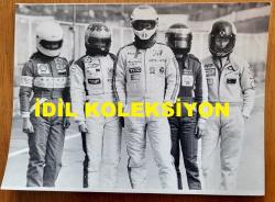 BİRLEŞİK KRALLIK ESKİ BAŞBAKANI MARGARET THATCHER'IN OĞLU MARK THATCHER'IN ORİJİNAL 2'Lİ FOTOĞRAF SETİ - ORIGINAL 2 PHOTOGRAPH OF FORMER UNITED KINGDOM PRIME MINISTER MARGARET THATCHER'S SON MARK THATCHER - 20 x 15 cm EBADINDA - BAŞBAKANIN OĞLU MARK THATCHER, YARIN BRANDS HATCH'TE DÜZENLENECEK DAİLY MALL DÜNYA ŞAMPİYONASI ALTI SAATLİK YARIŞINDA DÜNYANIN EN İYİ KADIN YARIŞ PİLOTLARIYLA YARIŞACAK. MARK, KASKLARI TAKILI GRUBUN ORTASINDA YER ALIYOR. KASKSIZ HALLERİ İSE ŞÖYLE: (SOLDAN SAĞA) JENNY WATSON, DESİRE WİLSON, MARK THATCHER, DAVİNA GALİCA VE JULİETTE SLAUGHTER. - İNGİLTERE SİYASET TARİHİ - (PRIME MINISTER'S SON MARK THATCHER IS TO COMPETE AGAINST THE WORLD'S TOP WOMEN RACING DRIVERS AT BRANDS HATCH TOMORROW IN THE DAILY MALL WORLD CHAMPIONSHIP SIX-HOUR RACE. MARK IS IN THE CENTRE OF THE GROUP WITH THEIR HELMETS ON. UNMASKED THEY ARE: (LEFT TO RIGHT) JENNY WATSON, DESIRE WILSON, MARK THATCHER, DAVINA GALICA AND JULIETTE SLAUGHTER.) - ÖZEL ARŞİV