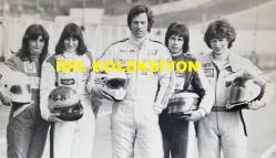 BİRLEŞİK KRALLIK ESKİ BAŞBAKANI MARGARET THATCHER'IN OĞLU MARK THATCHER'IN ORİJİNAL 2'Lİ FOTOĞRAF SETİ - ORIGINAL 2 PHOTOGRAPH OF FORMER UNITED KINGDOM PRIME MINISTER MARGARET THATCHER'S SON MARK THATCHER - 20 x 15 cm EBADINDA - BAŞBAKANIN OĞLU MARK THATCHER, YARIN BRANDS HATCH'TE DÜZENLENECEK DAİLY MALL DÜNYA ŞAMPİYONASI ALTI SAATLİK YARIŞINDA DÜNYANIN EN İYİ KADIN YARIŞ PİLOTLARIYLA YARIŞACAK. MARK, KASKLARI TAKILI GRUBUN ORTASINDA YER ALIYOR. KASKSIZ HALLERİ İSE ŞÖYLE: (SOLDAN SAĞA) JENNY WATSON, DESİRE WİLSON, MARK THATCHER, DAVİNA GALİCA VE JULİETTE SLAUGHTER. - İNGİLTERE SİYASET TARİHİ - (PRIME MINISTER'S SON MARK THATCHER IS TO COMPETE AGAINST THE WORLD'S TOP WOMEN RACING DRIVERS AT BRANDS HATCH TOMORROW IN THE DAILY MALL WORLD CHAMPIONSHIP SIX-HOUR RACE. MARK IS IN THE CENTRE OF THE GROUP WITH THEIR HELMETS ON. UNMASKED THEY ARE: (LEFT TO RIGHT) JENNY WATSON, DESIRE WILSON, MARK THATCHER, DAVINA GALICA AND JULIETTE SLAUGHTER.) - ÖZEL ARŞİV