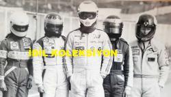 BİRLEŞİK KRALLIK ESKİ BAŞBAKANI MARGARET THATCHER'IN OĞLU MARK THATCHER'IN ORİJİNAL 2'Lİ FOTOĞRAF SETİ - ORIGINAL 2 PHOTOGRAPH OF FORMER UNITED KINGDOM PRIME MINISTER MARGARET THATCHER'S SON MARK THATCHER - 20 x 15 cm EBADINDA - BAŞBAKANIN OĞLU MARK THATCHER, YARIN BRANDS HATCH'TE DÜZENLENECEK DAİLY MALL DÜNYA ŞAMPİYONASI ALTI SAATLİK YARIŞINDA DÜNYANIN EN İYİ KADIN YARIŞ PİLOTLARIYLA YARIŞACAK. MARK, KASKLARI TAKILI GRUBUN ORTASINDA YER ALIYOR. KASKSIZ HALLERİ İSE ŞÖYLE: (SOLDAN SAĞA) JENNY WATSON, DESİRE WİLSON, MARK THATCHER, DAVİNA GALİCA VE JULİETTE SLAUGHTER. - İNGİLTERE SİYASET TARİHİ - (PRIME MINISTER'S SON MARK THATCHER IS TO COMPETE AGAINST THE WORLD'S TOP WOMEN RACING DRIVERS AT BRANDS HATCH TOMORROW IN THE DAILY MALL WORLD CHAMPIONSHIP SIX-HOUR RACE. MARK IS IN THE CENTRE OF THE GROUP WITH THEIR HELMETS ON. UNMASKED THEY ARE: (LEFT TO RIGHT) JENNY WATSON, DESIRE WILSON, MARK THATCHER, DAVINA GALICA AND JULIETTE SLAUGHTER.) - ÖZEL ARŞİV