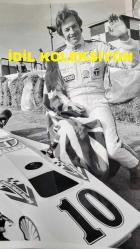 BİRLEŞİK KRALLIK ESKİ BAŞBAKANI MARGARET THATCHER'IN OĞLU MARK THATCHER'IN ORİJİNAL FOTOĞRAFI - ORIGINAL PHOTOGRAPH OF FORMER UNITED KINGDOM PRIME MINISTER MARGARET THATCHER'S SON MARK THATCHER - 20 x 15 cm EBADINDA - MARK THATCHER BU HAFTA TAVRINI NET BİR ŞEKİLDE ORTAYA KOYDU VE İNGİLTERE'Yİ DESTEKLEDİ. 40.000 STERLİNLİK İNGİLİZ SPONSORLUĞUYLA DESTEKLENEN TAMAMEN İNGİLİZ YAPIMI BİR OTOMOBİLLE BRANDS HATCH PİSTİNDE TUR ATTI. ANCAK ŞUNU DA İTİRAF ETTİ: 