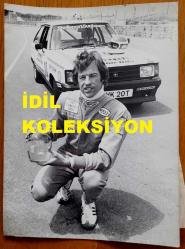 BİRLEŞİK KRALLIK ESKİ BAŞBAKANI MARGARET THATCHER'IN OĞLU MARK THATCHER'IN ORİJİNAL FOTOĞRAFI - ORIGINAL PHOTOGRAPH OF FORMER UNITED KINGDOM PRIME MINISTER MARGARET THATCHER'S SON MARK THATCHER - 20 x 15 cm EBADINDA - BU PAZAR, 10 HAZİRAN 1979'DA, BAŞBAKANIN 24 YAŞINDAKİ OĞLU MARK, 1,2 MİL UZUNLUĞUNDAKİ BRANDS HATCH 