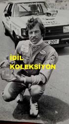 BİRLEŞİK KRALLIK ESKİ BAŞBAKANI MARGARET THATCHER'IN OĞLU MARK THATCHER'IN ORİJİNAL FOTOĞRAFI - ORIGINAL PHOTOGRAPH OF FORMER UNITED KINGDOM PRIME MINISTER MARGARET THATCHER'S SON MARK THATCHER - 20 x 15 cm EBADINDA - BU PAZAR, 10 HAZİRAN 1979'DA, BAŞBAKANIN 24 YAŞINDAKİ OĞLU MARK, 1,2 MİL UZUNLUĞUNDAKİ BRANDS HATCH 