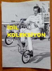 BİRLEŞİK KRALLIK ESKİ BAŞBAKANI MARGARET THATCHER'IN OĞLU MARK THATCHER'IN ORİJİNAL FOTOĞRAFI - ORIGINAL PHOTOGRAPH OF FORMER UNITED KINGDOM PRIME MINISTER MARGARET THATCHER'S SON MARK THATCHER - 20 x 15 cm EBADINDA - MARK THATCHER, MOTOR SPORLARI KARİYERİNE BİR MOTOSİKLETLE AKROBATİK GÖSTERİ YAPARAK BAŞLADI. BU, BAŞBAKANIN OĞLUNUN DÜN BRANDS HATCH YARIŞ PİSTİNDE BİR İNGİLİZ SPONSORLUK ANLAŞMASI İMZALAMASININ ARDINDAN GERÇEKLEŞTİ. MARK THATCHER, DÜN KENT'TEKİ BRANDS HATCH'TE AKROBATİK MOTOSİKLET GÖSTERİSİ YAPARKEN GÖRÜNTÜLENDİ. 29 ŞUBAT 1980. - İNGİLTERE SİYASİ TARİHİ - (MARK THATCHER BEGAN HAD MOTOR RACING CAREER WITH A BIT OF STUNT RIDING ON A BIKE, THIS WAS AFTER THE PRIME MINISTER'S SON HAD LANDED A BRITISH SPONSORSHIP DEAŞ-AT BRANDS HATCH RACING CIRCUIT YESTERDAY. MARK THATCHER SEEN DURING STUNT CYCLE RIDING AT BRANDS HATCH IN KENT YESTERDAY. FEBRUARY 29TH 1980.) - ÖZEL ARŞİV