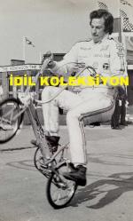 BİRLEŞİK KRALLIK ESKİ BAŞBAKANI MARGARET THATCHER'IN OĞLU MARK THATCHER'IN ORİJİNAL FOTOĞRAFI - ORIGINAL PHOTOGRAPH OF FORMER UNITED KINGDOM PRIME MINISTER MARGARET THATCHER'S SON MARK THATCHER - 20 x 15 cm EBADINDA - MARK THATCHER, MOTOR SPORLARI KARİYERİNE BİR MOTOSİKLETLE AKROBATİK GÖSTERİ YAPARAK BAŞLADI. BU, BAŞBAKANIN OĞLUNUN DÜN BRANDS HATCH YARIŞ PİSTİNDE BİR İNGİLİZ SPONSORLUK ANLAŞMASI İMZALAMASININ ARDINDAN GERÇEKLEŞTİ. MARK THATCHER, DÜN KENT'TEKİ BRANDS HATCH'TE AKROBATİK MOTOSİKLET GÖSTERİSİ YAPARKEN GÖRÜNTÜLENDİ. 29 ŞUBAT 1980. - İNGİLTERE SİYASİ TARİHİ - (MARK THATCHER BEGAN HAD MOTOR RACING CAREER WITH A BIT OF STUNT RIDING ON A BIKE, THIS WAS AFTER THE PRIME MINISTER'S SON HAD LANDED A BRITISH SPONSORSHIP DEAŞ-AT BRANDS HATCH RACING CIRCUIT YESTERDAY. MARK THATCHER SEEN DURING STUNT CYCLE RIDING AT BRANDS HATCH IN KENT YESTERDAY. FEBRUARY 29TH 1980.) - ÖZEL ARŞİV