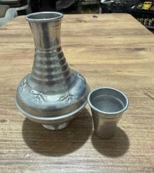 Nostaljik İşlemeli Alüminyum Mini Sürahi ve Bardak. Sürahi boy 15 cm Bardak boy 6 cm