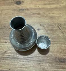 Nostaljik İşlemeli Alüminyum Mini Sürahi ve Bardak. Sürahi boy 15 cm Bardak boy 6 cm