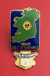 İrlanda, Lions Kulübü Rozeti. %100 Katılım Devam Ödülü 1984-1985. Pirinç Altın Tonlu, Renkli Mine. (Kullanılmış/İyi Durumda)