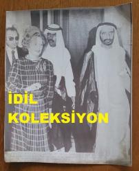 BİRLEŞİK KRALLIK ESKİ BAŞBAKANI MARGARET THATCHER'IN HABER AJANSI BASIM FOTOĞRAFI - NEWS AGENCY PHOTO OF FORMER UNITED KINGDOM PRIME MINISTER MARGARET THATCHER - 25 x 20 cm EBADINDA - İNGİLTERE BAŞBAKANI BAYAN MARGARET THATCHER, BİRLEŞİK ARAP EMİRLİKLERİ'Nİ ZİYARET ETTİ. - İNGİLTERE SİYASİ TARİHİ - (BRITISH PRIME MINISTER MARGARET THATCHER VISITED THE UNITED ARAB EMIRATES.)