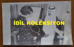 BİRLEŞİK KRALLIK ESKİ BAŞBAKANI MARGARET THATCHER'IN HABER AJANSI BASIM FOTOĞRAFI - NEWS AGENCY PHOTO OF FORMER UNITED KINGDOM PRIME MINISTER MARGARET THATCHER - 23 x 14 cm EBADINDA - KATAR EMİRİ ŞEYH HALİFE BİN HAMAD EL THANİ, CUMARTESİ GÜNÜ İNGİLTERE BAŞBAKANI MARGARET THATCHER'IN ZİYARETİ SIRASINDA KENDİSİNE KATAR'IN EN YÜKSEK NİŞANI OLAN LİYAKAT NİŞANI'NI TAKDİM ETTİ. 1981 - İNGİLTERE SİYASİ TARİHİ - (THE EMIR OF QATAR SHEIKH KHALIFA BIN HAMAD AL THANI PRESENTS THE COLLAR OF MERIT, THE HIGHEST QATARI ORDER, TO BRITISH PRIME MINISTER MARGARET THATCHER HERE SATURDAY DURING HER VISIT. 1981)